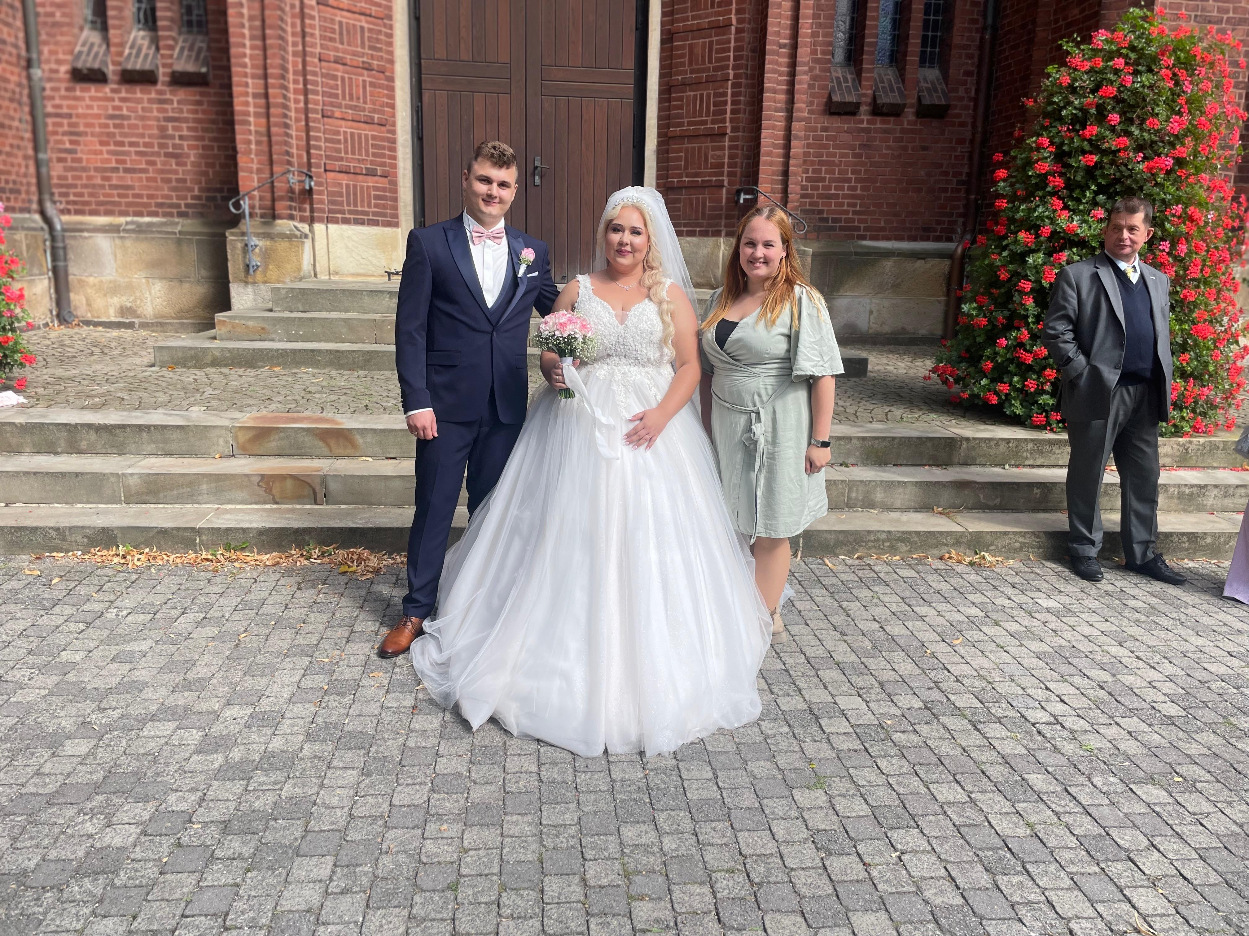 Melissa Niemann mit Brautpaar